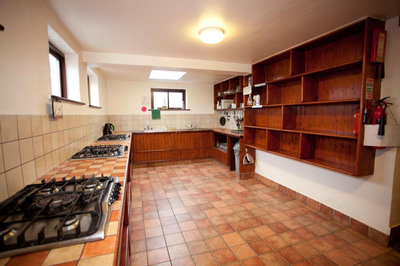 Aille River Tourist Hostel Glamping Doolin Exteriör bild