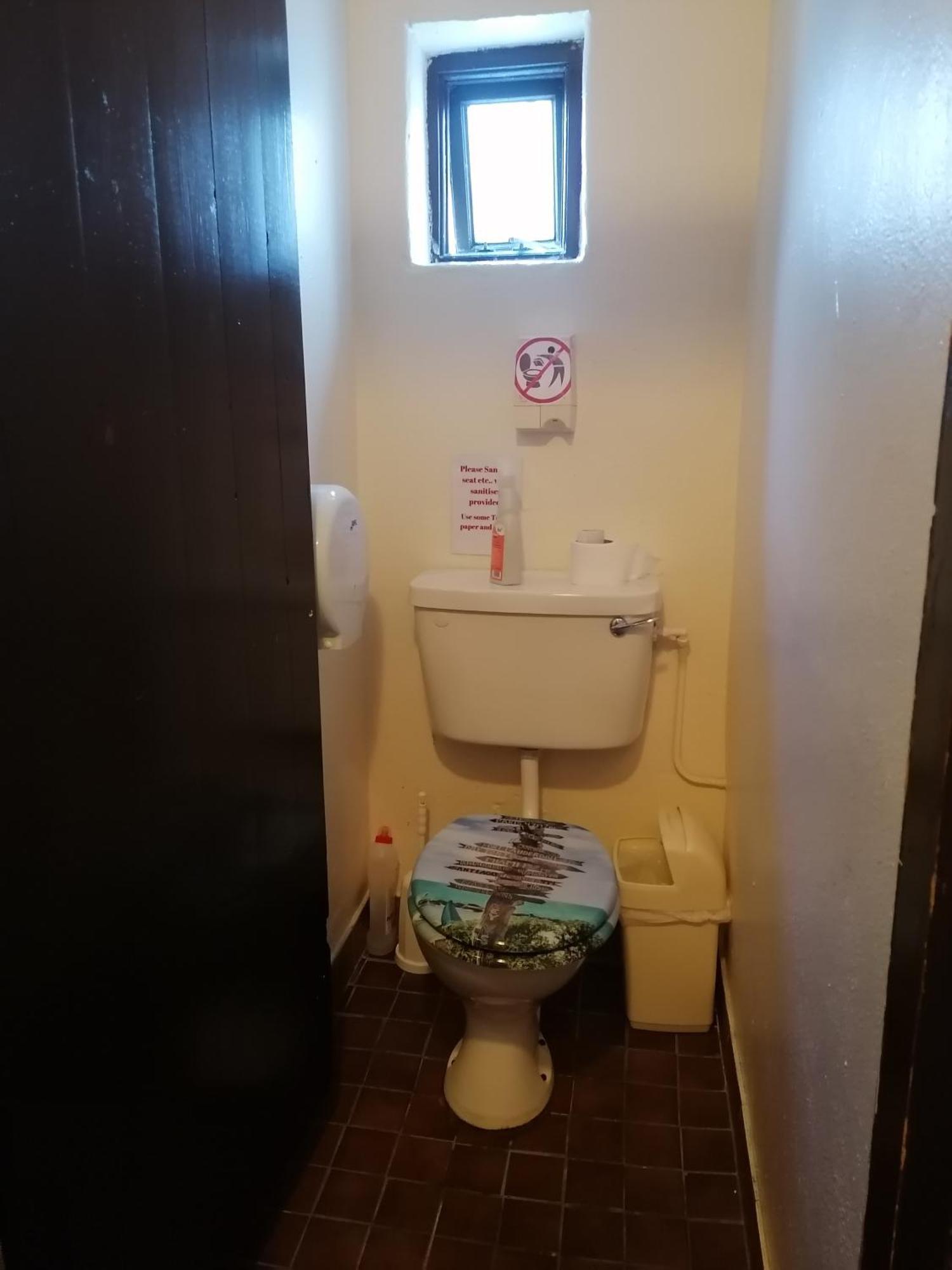 Aille River Tourist Hostel Glamping Doolin Exteriör bild